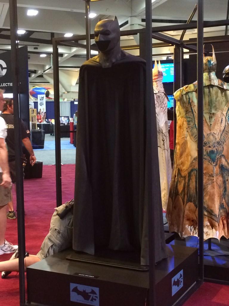 Костюмы, гаджеты и фигурки Бэтмена на Comic-Con 2015 - Изображение 25 Костюмы, гаджеты и фигурки Бэтмена на Comic-Con 2015 - Изображение 25
