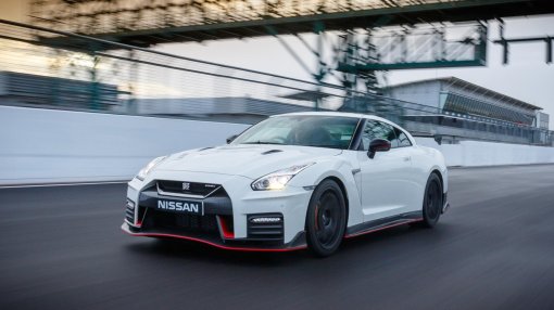 Посмотрите, как ловко можно гонять на Nissan GT-R/C без руля! И не только в Gran Turismo Sport